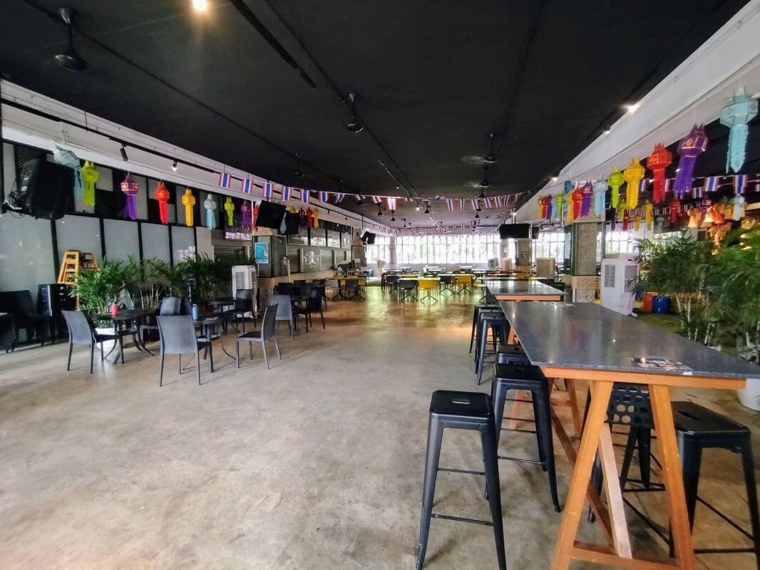 Partially fitted, no take over. Can be cafe/restaurant/coffeeshop. Wide seating area and unique concept. 