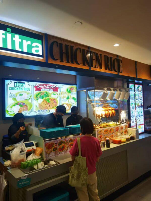 转让正常经营的冷气食阁档口 For transfer: A fully operating air-conditioned food court stall, conveniently located near a subway station, surrounded by universities.