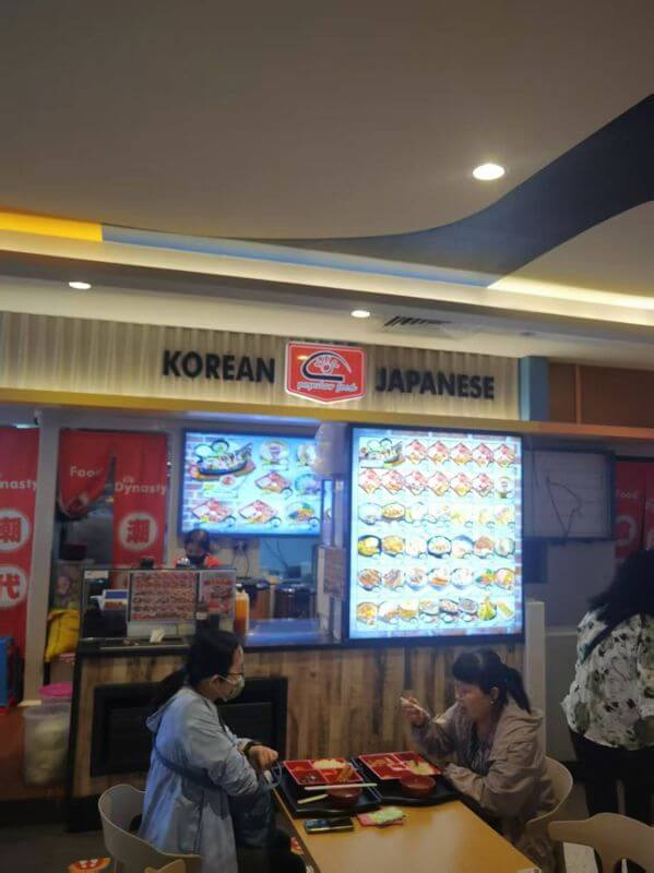 转让正常经营的冷气食阁档口 For transfer: A fully operating air-conditioned food court stall, conveniently located near a subway station, surrounded by universities.