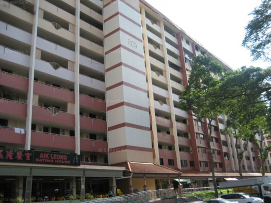 - 1 half stall for rent                       （半摊位出租） - 1）$2850/-  - Rental include all service fee like plate collection, refuse removal & misc charges （租金包括收碗,杂费和垃圾费） - Exclude GST, water,electricity & gas  （不包括消费税水電煤氣費） - Very high human traffic  