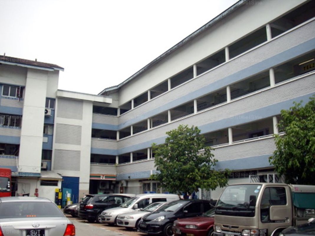 ✅ High daily foot traffic from nearby residents and facilities ✅ Great frontage facing the main event space ✅ Part of integrated hub – includes CC, library, SportsSG, PA & more ✅ Halal-certified food court – halal operators only ✅ Suitable for variou