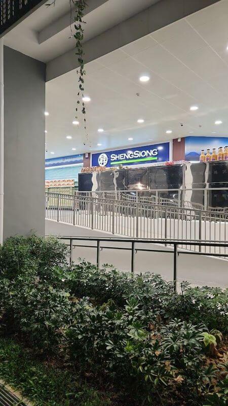 执照：MR 执照 可申请人头 (MR License can apply WP) 面积：17平方米(Area: 17square meters） 厨房器具：齐全 (kitchen equipment included) 优势：（Advantages:） 黄金地段：位于驾校隔壁，客流量大，人气旺盛 （Prime location: Located at opposite of Driving Center with high foot traffic and popularity）