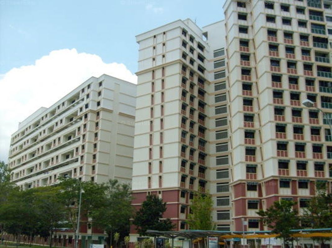 面积：10平方米(Area: 10 square meters） 厨房器具：齐全 (kitchen equipment included) 可以用来做面档生意 (welcome noodle stall) 优势：（Advantages:） 黄金地段：位于驾校隔壁，客流量大，人气旺盛 （Prime location: Located at opposite of Driving Center with high foot traffic and popularity）